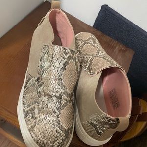Snake skin high top hey dudes size 8
